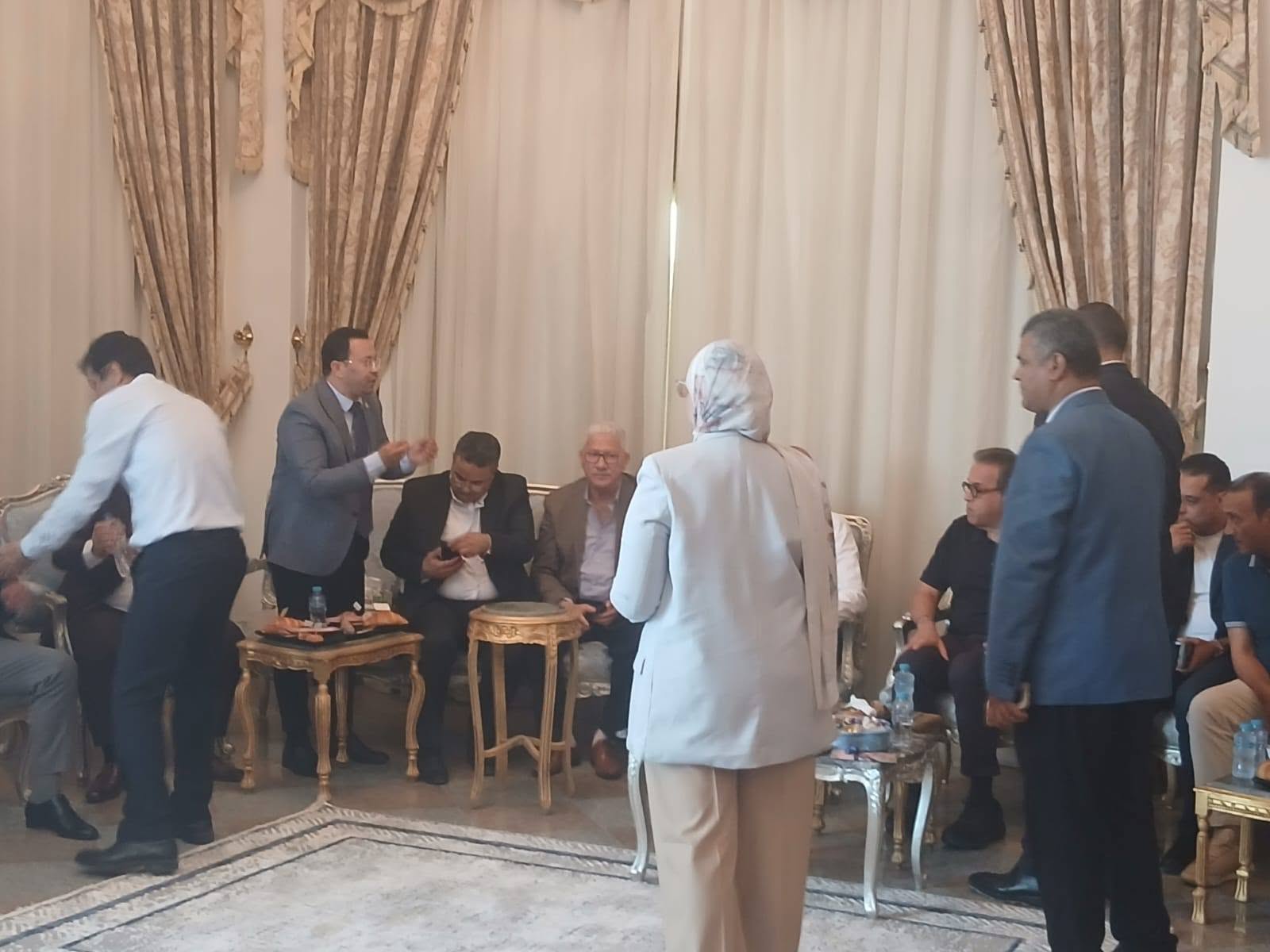 احد النواب مع الوزير احد النواب مع الوزير